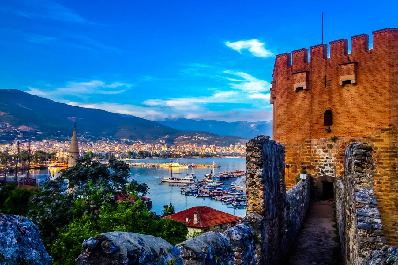 A guide to places to visit in Alanya! Discover popular tourist spots like Cleopatra Beach, Alanya Castle, Damlataş Cave, Dim River, and the Alanya Cable Car.